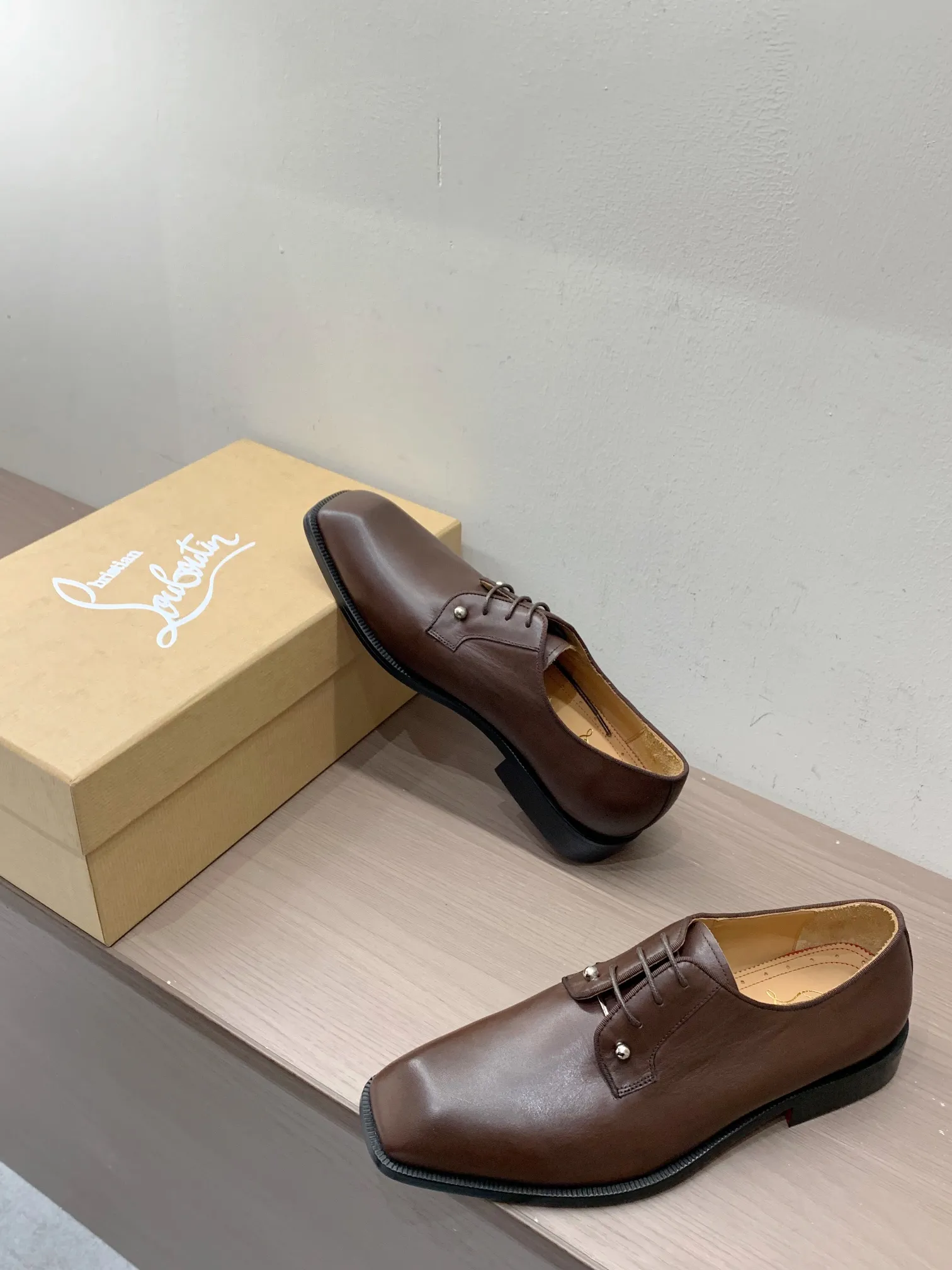 [CL red sole shoes] Top P: 1020💰 Size 39-44 (38.45.46 custom-made, non-returnable) Christian Louboutin men's classic Oxford shoes, men's business formal leather shoes💫Original molding, 1:1 replica, specially made for nobles. The unique shoe shape is unique and 100% comfortable! The whole shoe is made of imported Italian cowhide material, carefully selected, with fine pores and rich luster. Cow leather lining, soft and comfortable, sweat-absorbent and breathable. Genuine leather outsole, non-slip and wear-resistant, full of texture, elegant and luxurious overall, integrating comfort, formality and luxury! The Rolls Royce of shoes!